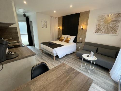 拉若瓦尔JARDIN PRIVÉ 2的酒店客房,配有床和沙发