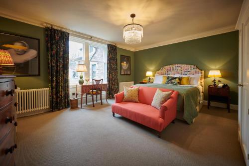 Kinbuck克罗姆利克斯酒店的一间卧室配有一张床和一张红色椅子