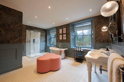 Kinbuck克罗姆利克斯酒店的带浴缸、盥洗盆和卫生间的浴室
