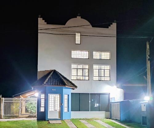 奥兰布拉Pousada Premiatto的夜晚有蓝色门的房子