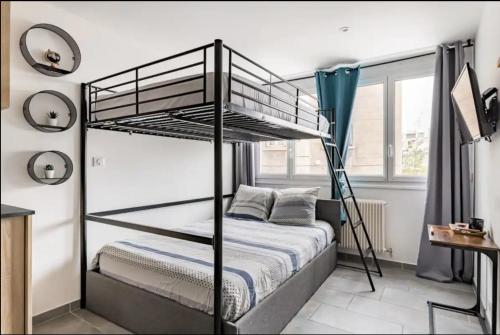 圣艾蒂安Saint Etienne Confort 3的一间卧室配有一张双层床和梯子