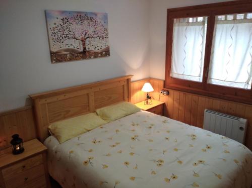 陶尔Apartamento con terraza y vistas panorámicas en Taüll的卧室配有一张床,墙上挂着一幅树画