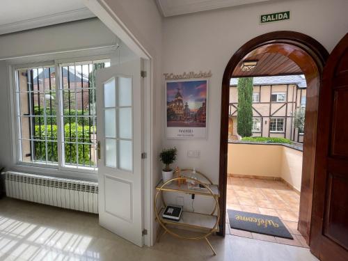 马德里Moderna Casa de Lujo con Jardín y Barbacoa的通往带阳台的客房的开放式门