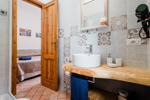 利帕里Lauricella Bed and Breakfast的一间带水槽和镜子的浴室