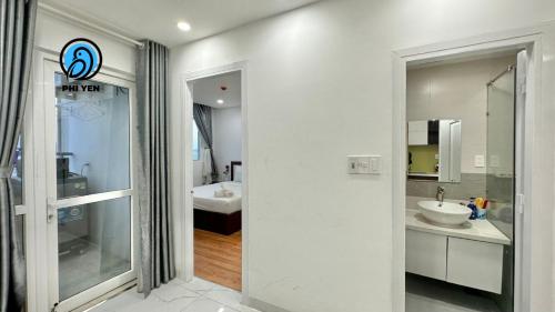 芽庄Phi Yen Muong Thanh 04 Apartment的白色的浴室设有水槽和镜子