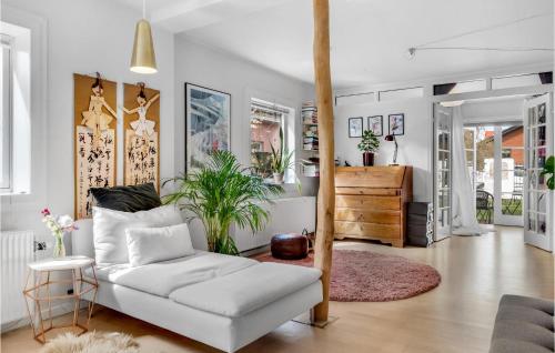 哥本哈根Gorgeous Home In Kbenhavn S With Kitchen的客厅配有白色的沙发和桌子