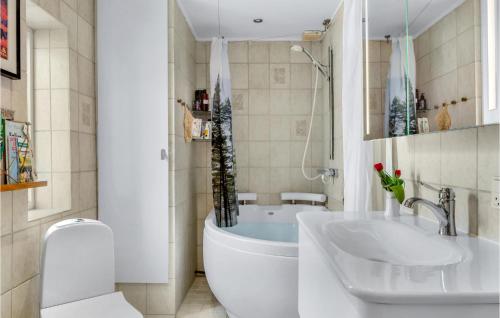 哥本哈根Gorgeous Home In Kbenhavn S With Kitchen的白色的浴室设有浴缸和水槽。