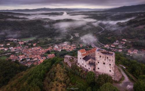 GragnolaTENUTA CASTEL DELL'AQUILA的一座位于山顶的古老城堡,一座城市