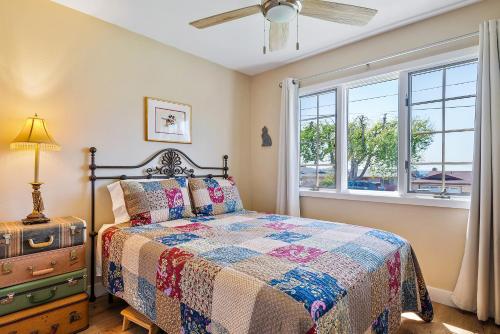 阿罗约格兰德Netport Oasis的一间卧室设有一张床和一个窗口