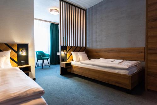 里马夫斯卡索博塔Hotel Carrera的酒店客房,配有两张床和椅子