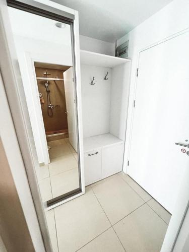奥林普Studio G712 Blaxy的一间带镜子和步入式淋浴间的浴室