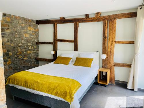 奥伯尔La Bel échappée的卧室配有一张白色大床和黄色床单