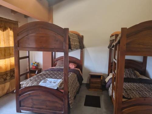 卡扬贝Hospedaje San Fernando的小型客房配有2张双层床和1张床