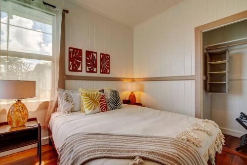 希洛NEW Paddler's Inn- 3BR Hilo Downtown的卧室设有一张白色大床和一扇窗户。