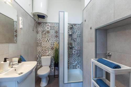 布达佩斯ALLEE BUDA Apartment的一间带水槽、卫生间和淋浴的浴室