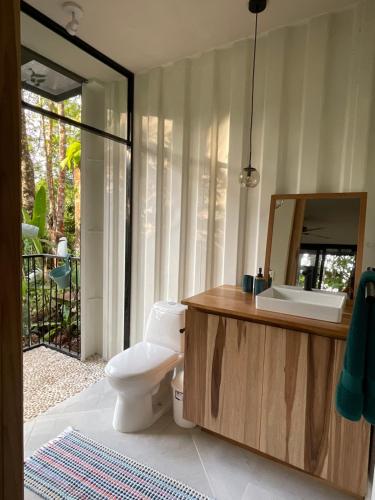 SavegreCasa Alba - Portasol Vacation的一间带卫生间、水槽和镜子的浴室