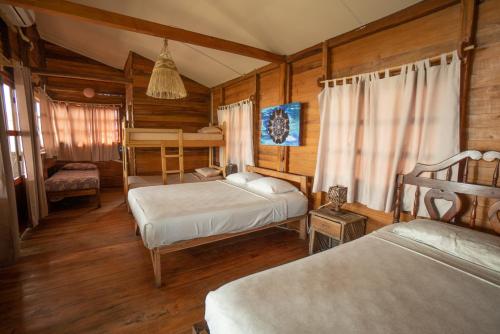 奥隆海花园洋房酒店的一间卧室设有两张床和木墙