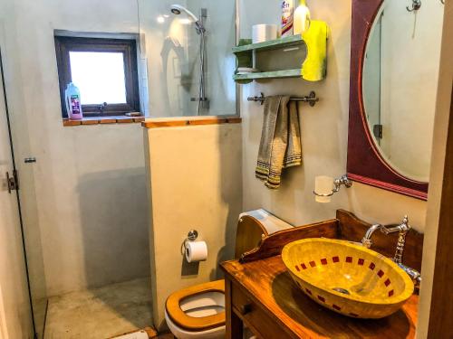 米纳斯Casa de campo - retiro con encanto en las sierras的一间带木制水槽和淋浴的浴室