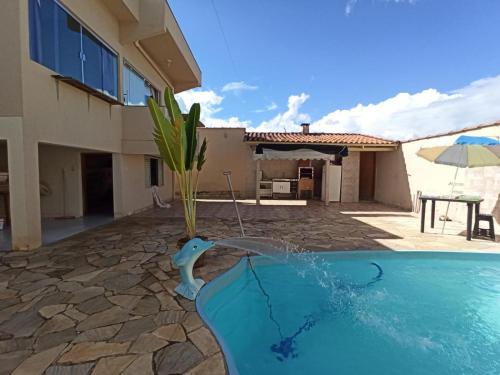 圣若昂-巴蒂斯塔-杜格罗里亚Casa de temporada的房屋前的游泳池