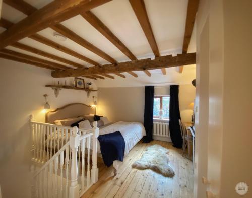 塔特伯里Castle View by Peake’s Retreats的卧室配有白色的床和木地板