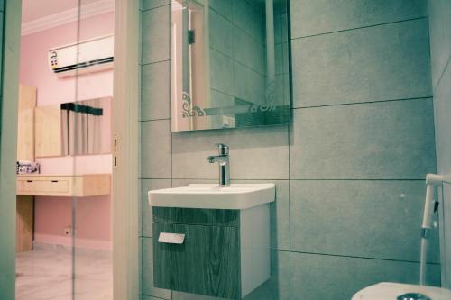 欧普尔فردان ريزيدانس - جدة Verdun Residence Jeddah的一间带水槽和卫生间的浴室