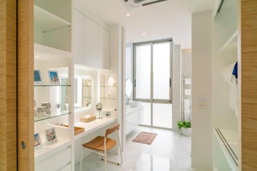 普吉镇The Residence by Andaman Villa的白色的浴室设有水槽和镜子