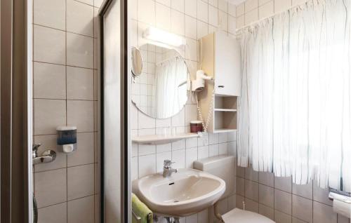 塔尔方Ferienhaus 5 In Thalfang的白色的浴室设有水槽和镜子