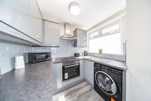 利物浦Hosted By Ryan - Huge 4 Bedroom House的厨房配有洗衣机和洗碗机