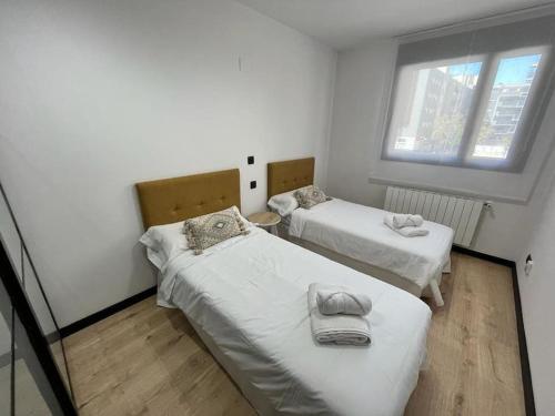 韦斯卡El rincón de Martín en Huesca的小型客房 - 带2张床和窗户