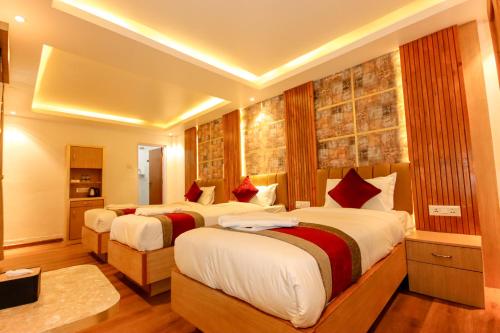 加德满都Hotel Elegant Kathmandu Inn的一间酒店客房,房间内设有两张床