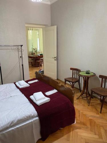 西格纳吉Guest House Sarajishvilze的卧室配有一张床和一张桌子及椅子