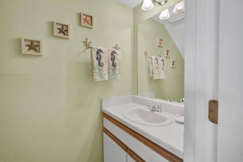 巴拿马城海滩Sandcastles and Sunshine - Gulf Highlands Beach Resort的白色的浴室设有水槽和镜子