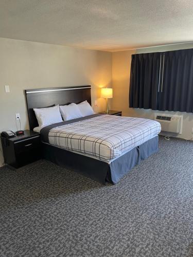 尤金Royal Inn Eugene- Airport的一间酒店客房,客房内配有一张床