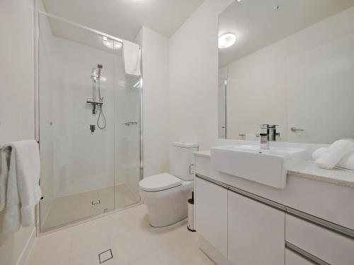 布里斯班Link Portside Wharf Apartment Hotel的白色的浴室设有水槽和淋浴。