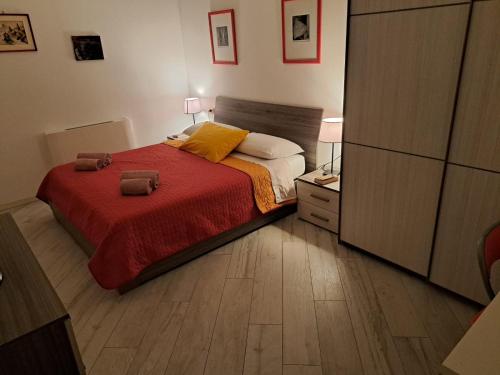 博洛尼亚Your Comfort Home - Bologna的一间小卧室,配有一张带红色毯子的床