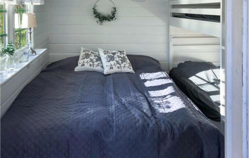 林雪平Awesome Home In Linkping With Wifi的卧室内的一张带枕头的床