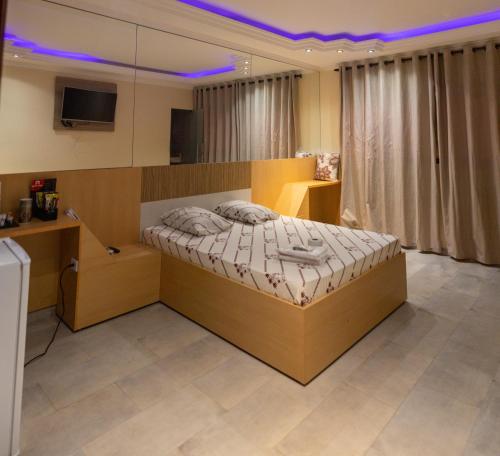 SeabraMotel Tenda的卧室中间设有一张床
