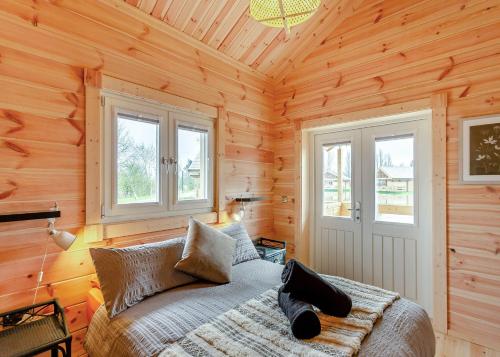 约克Holly Tree Lodges的小木屋内一间卧室,配有一张床