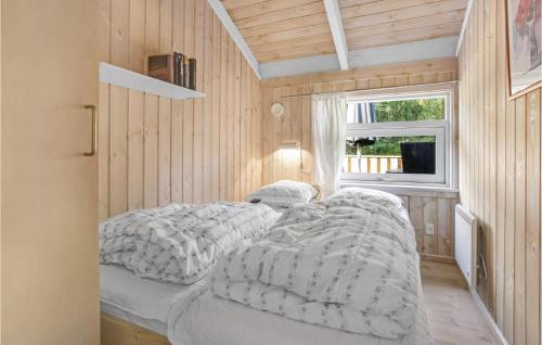 阿灵厄Beautiful Home In Allinge With 3 Bedrooms, Sauna And Wifi的卧室配有带白色棉被的床和窗户