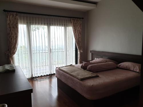 SonggoritiVilla Otti, Batu的一间卧室设有一张床和一个大窗户