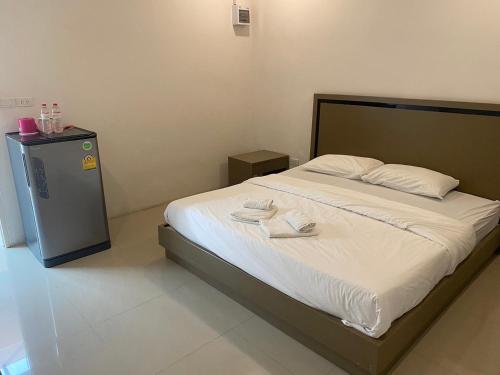 曼谷S.E.T塔恩蒙克尔公寓的一间卧室配有一张床,上面有两条毛巾