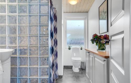 伦德Lovely Home In Rnde With Wifi的一间带卫生间和玻璃墙的浴室