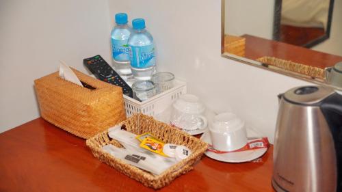 琅勃拉邦Villa KiengKham晶康民宿的一张桌子,上面有两个篮子和水瓶