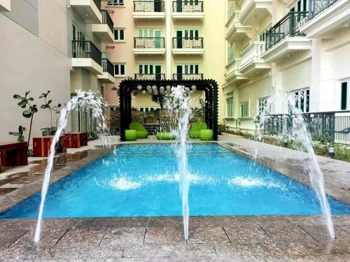 伊洛伊洛Megaworld-Manduriao, Iloilo Lafayette的一座建筑前的带喷泉的游泳池