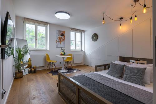 布拉格Luxurious, charming studio perfect for couples的一间卧室配有一张大床和一张桌子