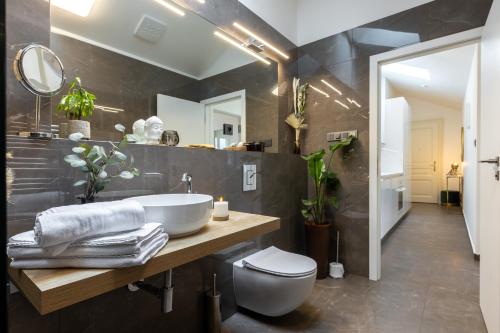 布拉格Luxurious, charming studio perfect for couples的一间带水槽和卫生间的浴室
