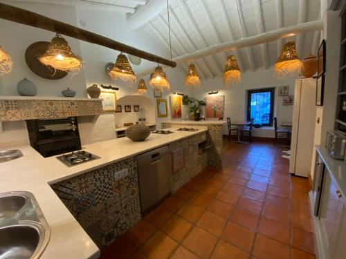 隆达La Guzmana de Ronda的厨房的天花板上挂着许多灯