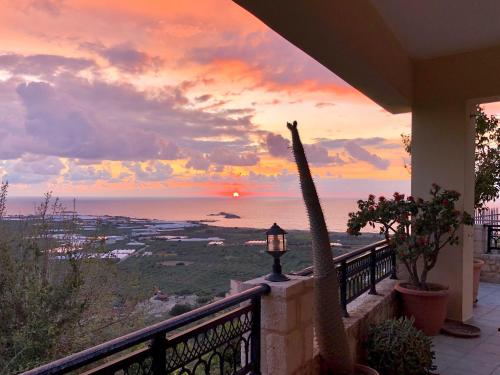 法拉萨纳Falasarna's Sunset Home的阳台享有日落美景。