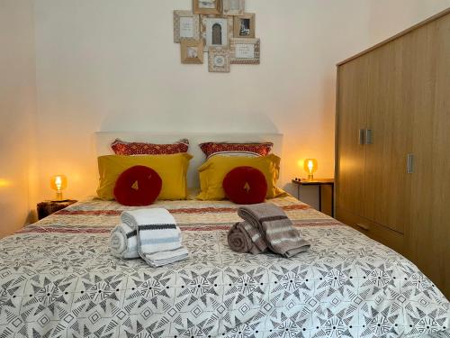 维也纳L'appartement du Temple à Vienne的一间卧室配有一张床,上面有两条毛巾