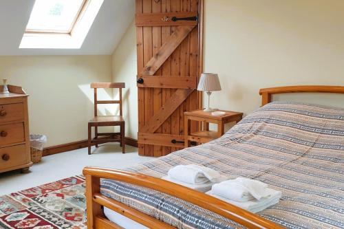 巴拉Cae Coryn Cottages, Snowdonia ( Troed y Graig )的一间卧室配有一张床,上面有两条毛巾